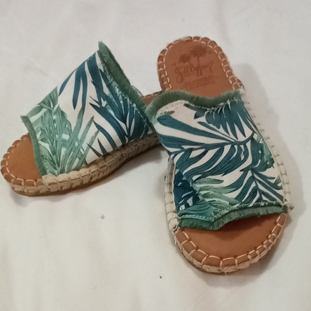 JjellyPop sandals.